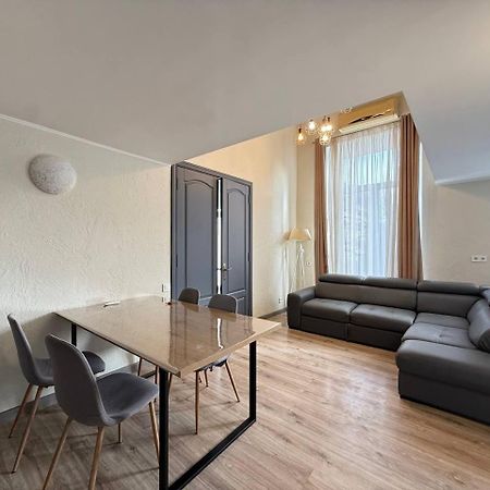 18 Deribasivska Street Jacuzzi Apartment أوديسا المظهر الخارجي الصورة
