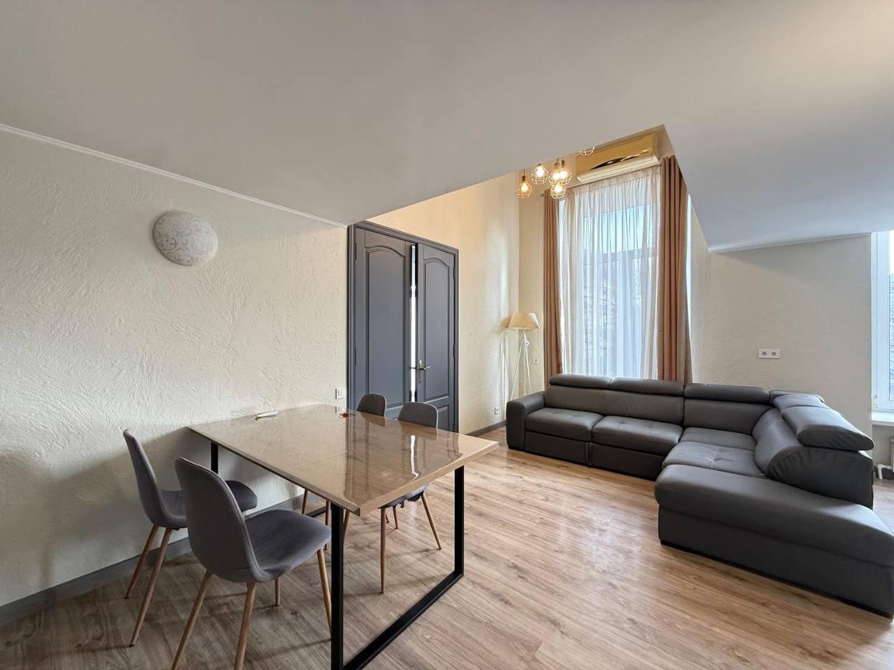 18 Deribasivska Street Jacuzzi Apartment أوديسا المظهر الخارجي الصورة